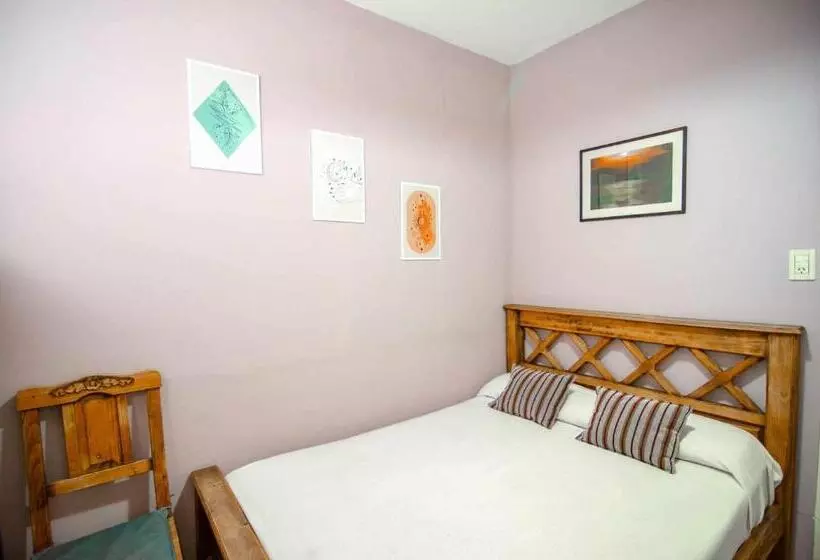 اتاق استاندارد سه تخته با سرویس بهداشتی مشترک, Capital Hostel