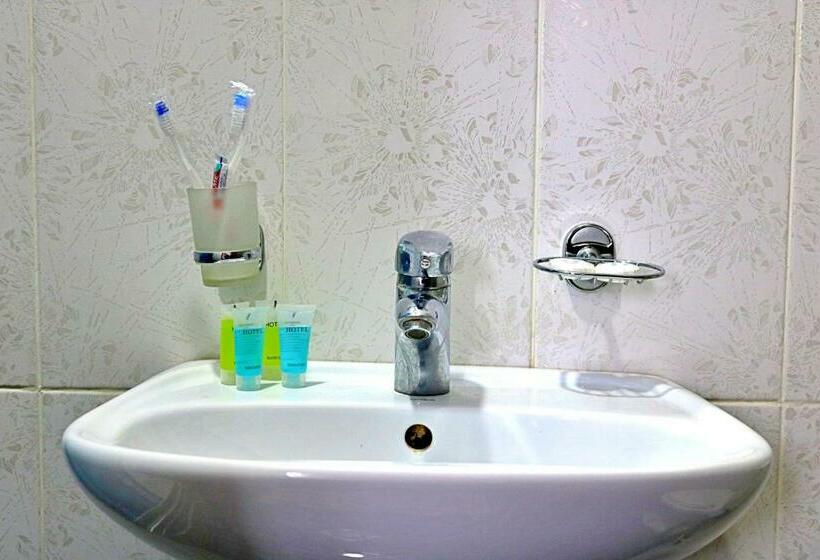 اتاق راحتی سه تخته, 7 Rooms