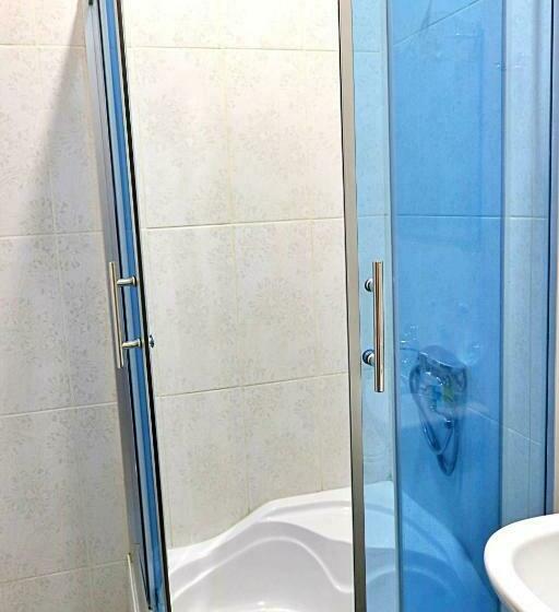 اتاق راحتی سه تخته, 7 Rooms