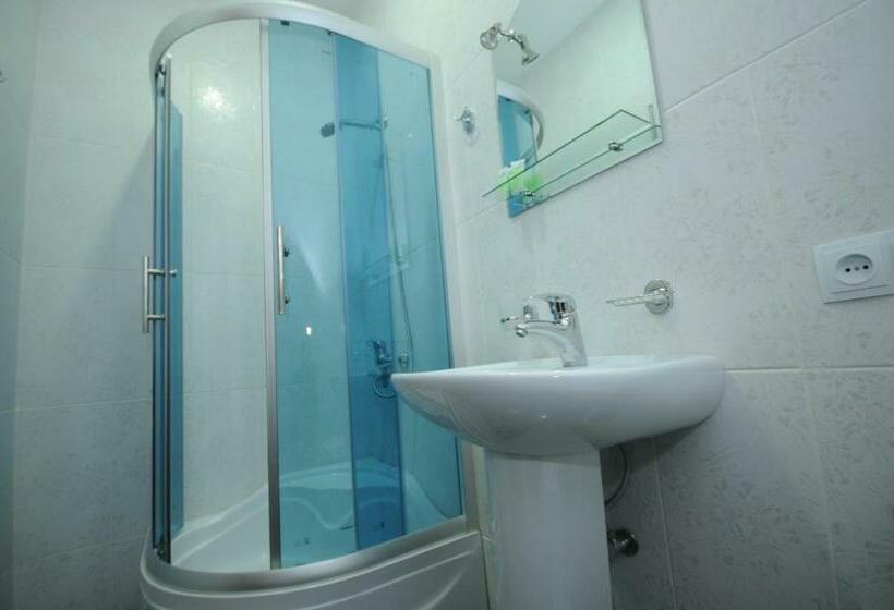 اتاق راحتی سه تخته, 7 Rooms