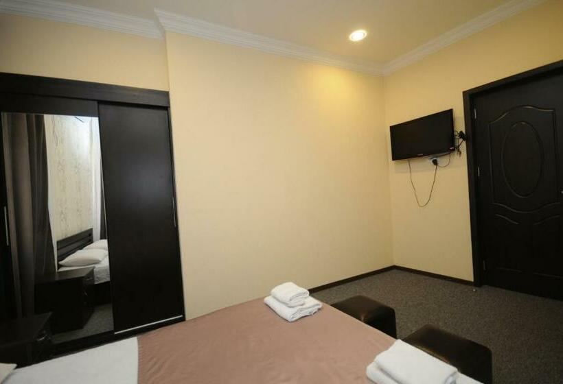 اتاق راحتی سه تخته, 7 Rooms