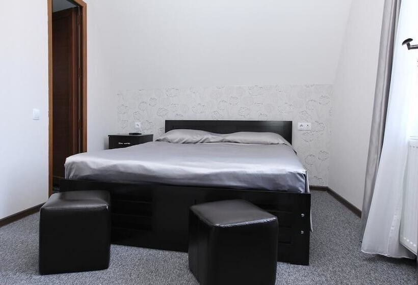 اتاق لوکس با بالکن, 7 Rooms
