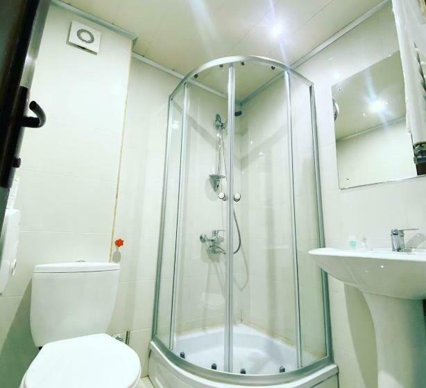 اتاق لوکس با بالکن, Banguriani