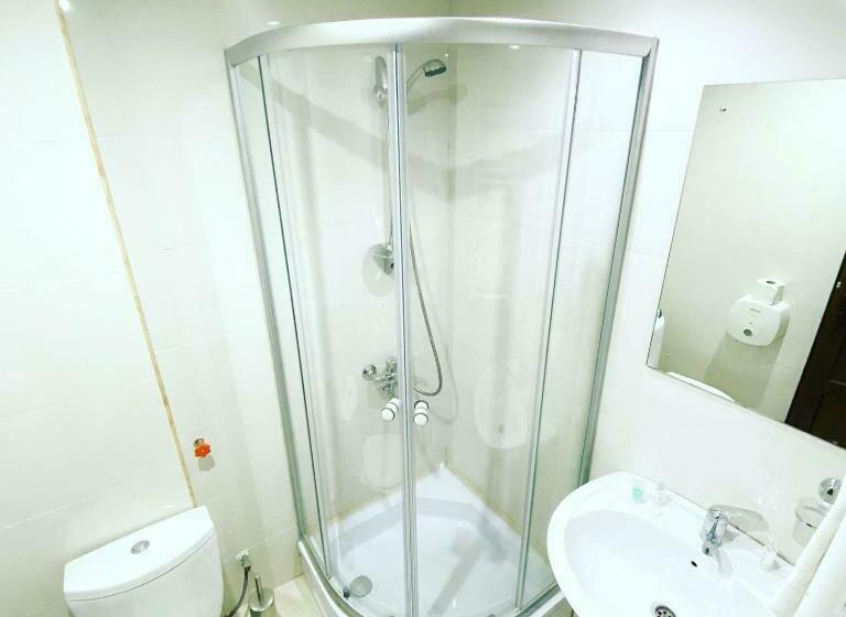 اتاق لوکس با بالکن, Banguriani