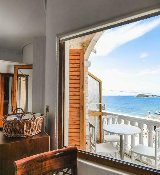 Camera Standard Vista Mare, Castle