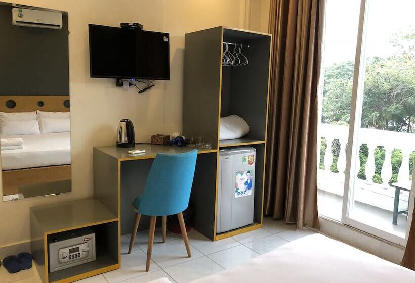اتاق لوکس با بالکن, Istay Inn Saigon