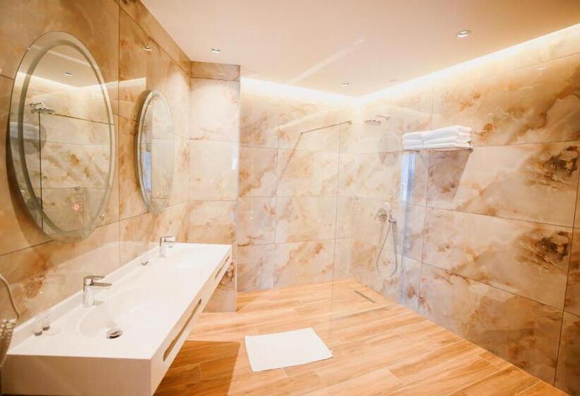 غرفة سوبيريور ثلاثية مطلّة علي البحر, Klajdi Resort & Spa