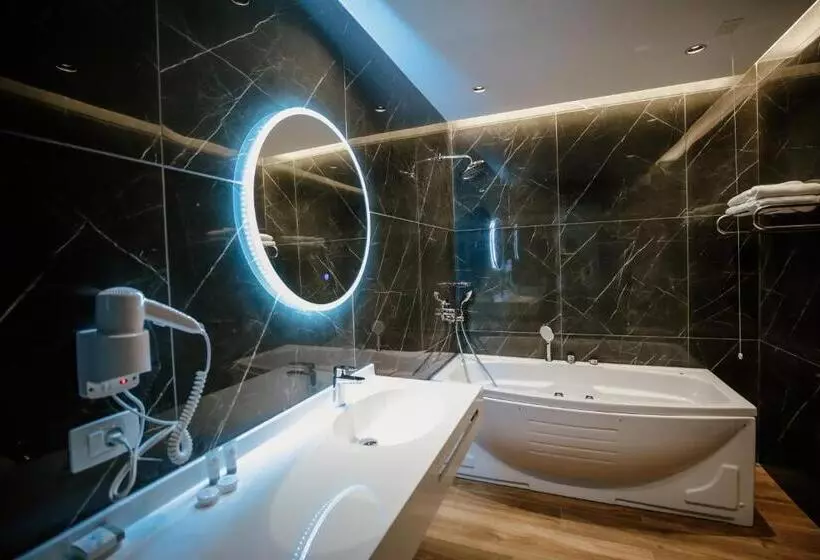 اتاق لوکس با بالکن و چشمانداز دریا, Klajdi Resort & Spa