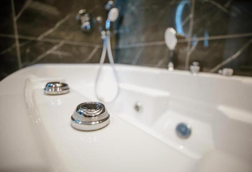 غرفة ديلوكس مطلّة علي البحر مزوَّدة بشُرفة, Klajdi Resort & Spa