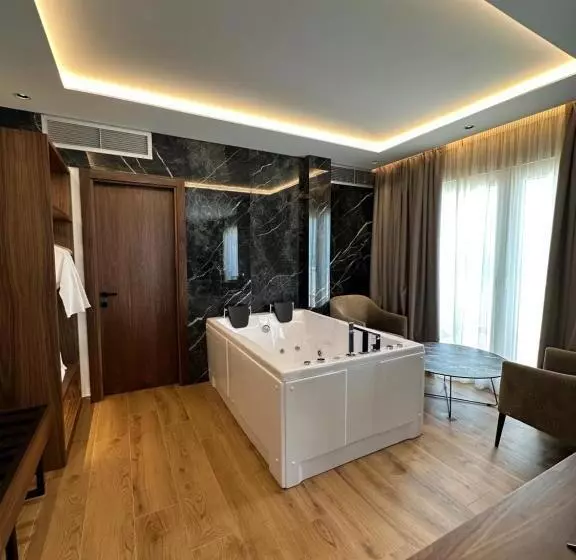 سوئیت با وان آب گرم, Klajdi Resort & Spa