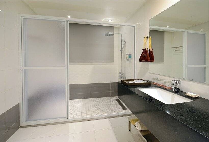 اتاق استاندارد سه نفره, Shiny Ocean