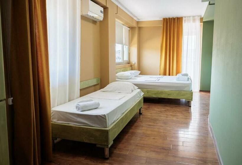 اتاق استاندارد سه نفره, Tbilisi Central By Mgzavrebi