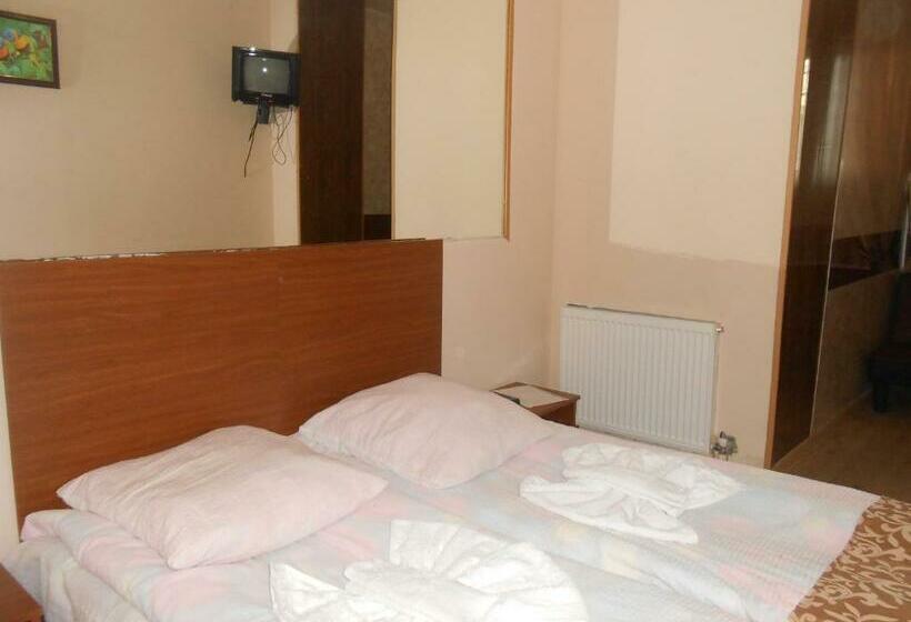 اتاق استاندارد سه نفره, Noah S Ark B&b