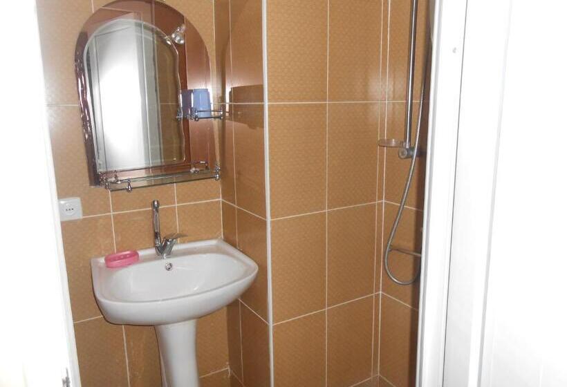 اتاق استاندارد سه نفره, Noah S Ark B&b