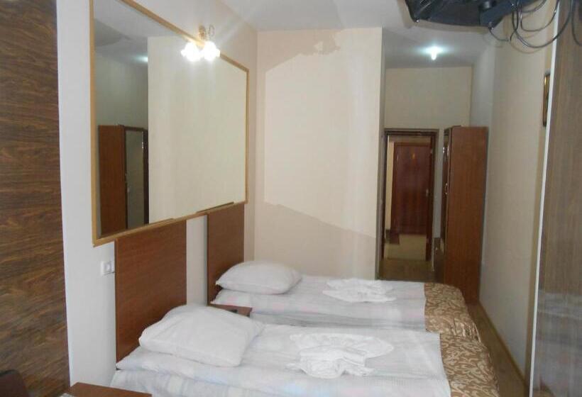 اتاق راحتی, Noah S Ark B&b