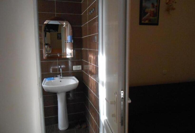 اتاق راحتی, Noah S Ark B&b