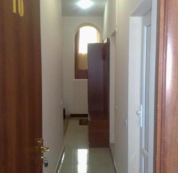 تختخواب در اتاق مشترک, Noah S Ark B&b