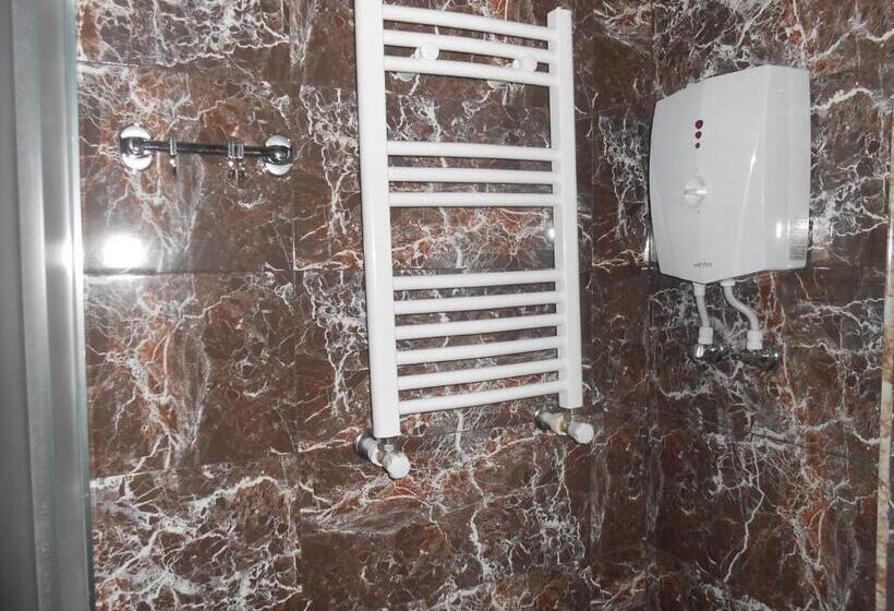 اتاق خانوادگی, Noah S Ark B&b