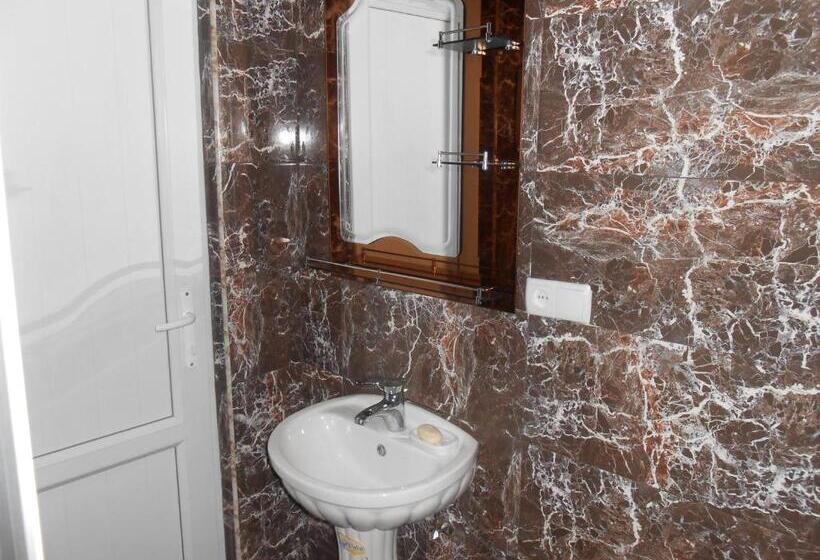 اتاق خانوادگی, Noah S Ark B&b