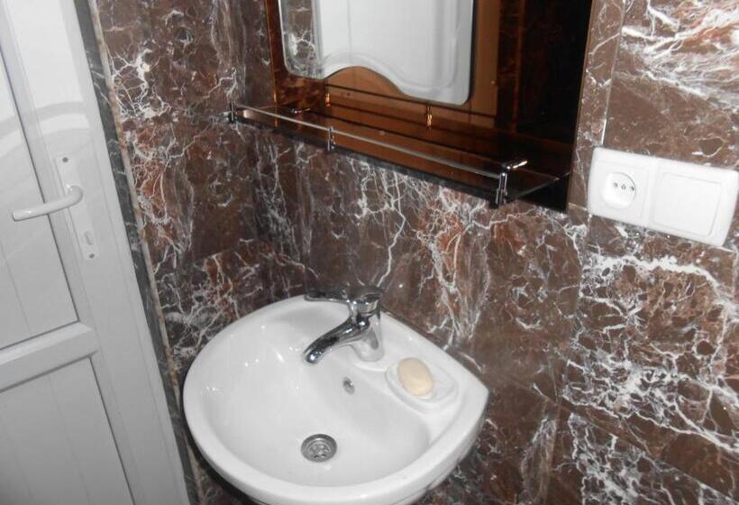 اتاق خانوادگی, Noah S Ark B&b