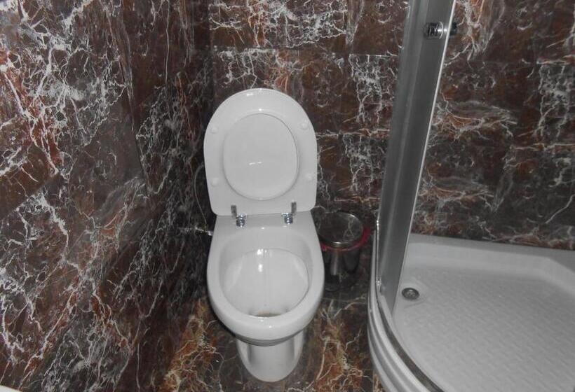 اتاق خانوادگی, Noah S Ark B&b