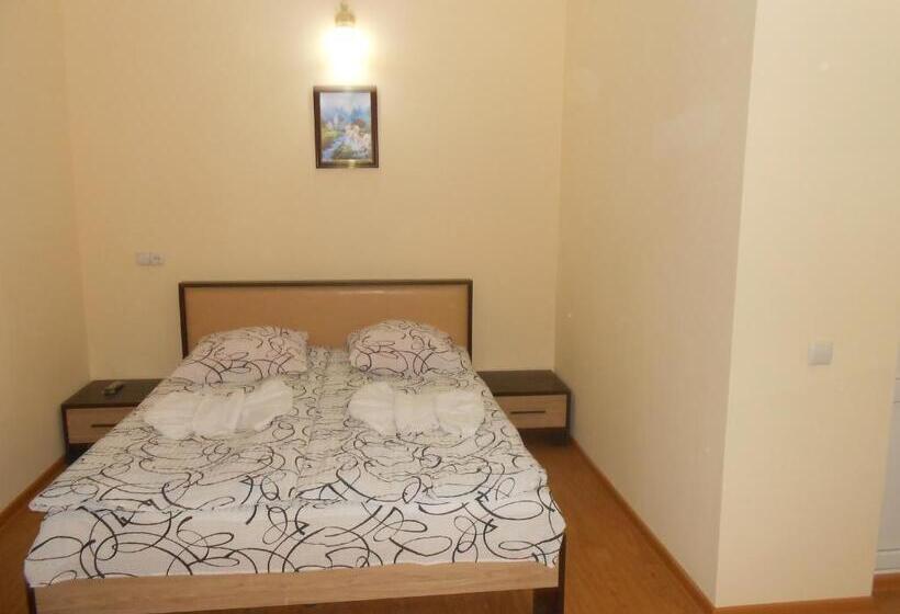 اتاق خانوادگی, Noah S Ark B&b