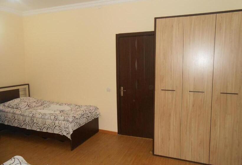 اتاق خانوادگی, Noah S Ark B&b