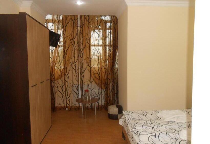 اتاق خانوادگی, Noah S Ark B&b