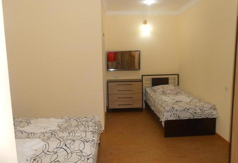 اتاق خانوادگی, Noah S Ark B&b