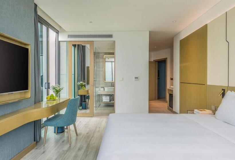 اتاق خانوادگی با چشمانداز دریا, Awaken Da Nang