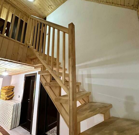 ルームシェアのワンベッド, Guest House Kukaj Valbone