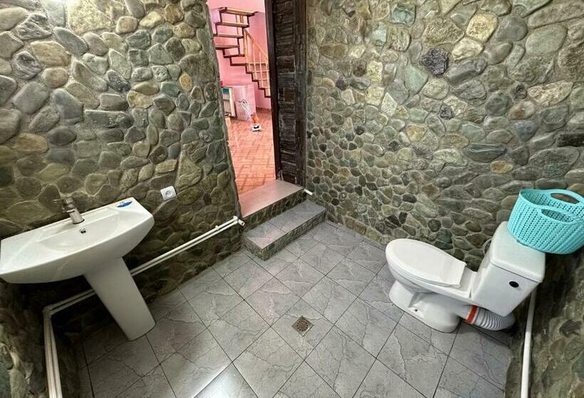 غرفة عائلية مطلّة علي الجبل, Yerivar