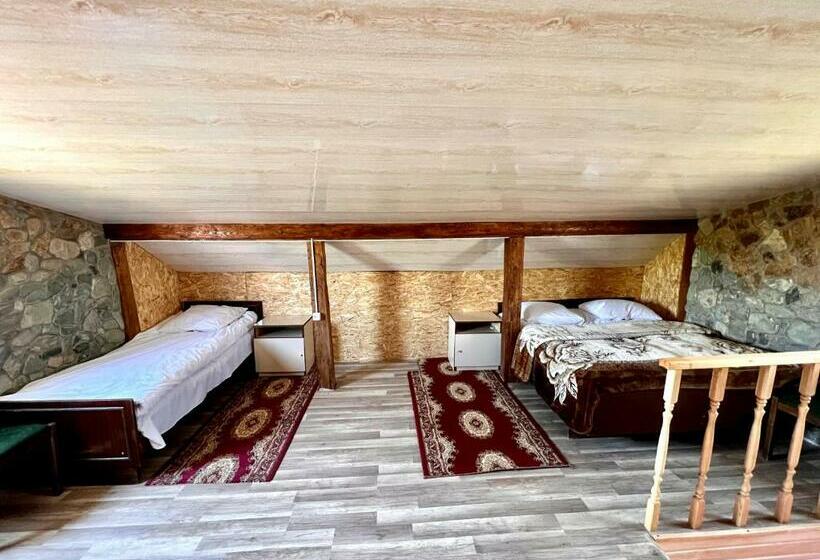 غرفة عائلية مطلّة علي الجبل, Yerivar