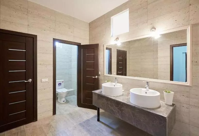اتاق خانوادگی, Hello Inn Budget