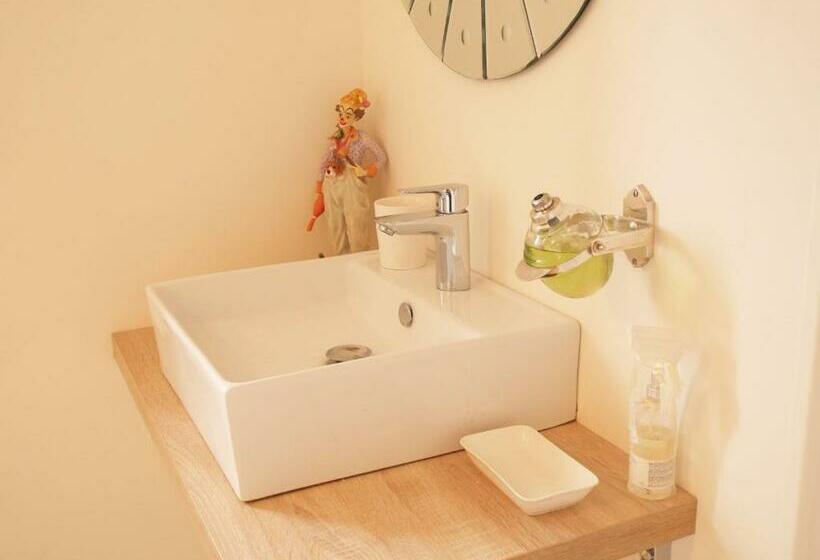 חדר משפחתי חדר אמבטיה משותף, L Arbre D Ange