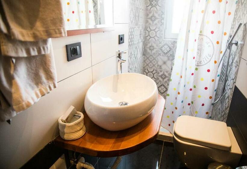 Standart Oda, Oda Hotel Tirana