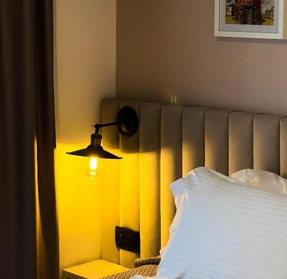 Superior Oda, Oda Hotel Tirana