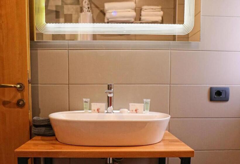 Superior Oda, Oda Hotel Tirana