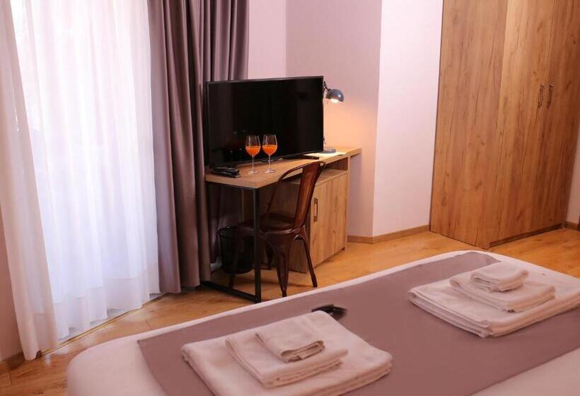 Superior Oda, Oda Hotel Tirana