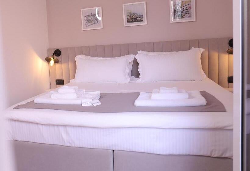 Superior Oda, Oda Hotel Tirana