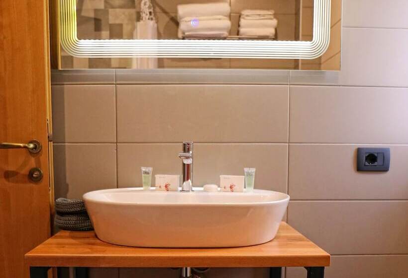 Üç Kişilik Standart Oda, Oda Hotel Tirana