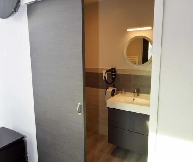 חדר סטנדרט, Cafe De Paris