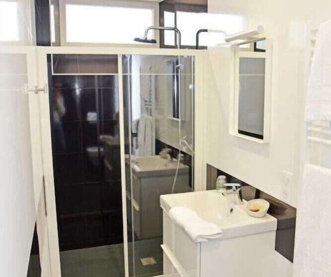 חדר סטנדרט, Cafe De Paris