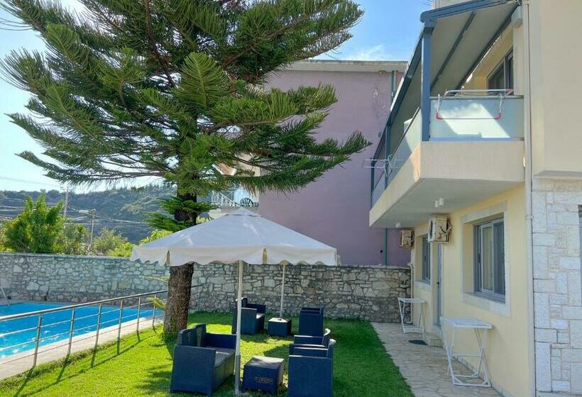 חדר דלוקס, Dimitri