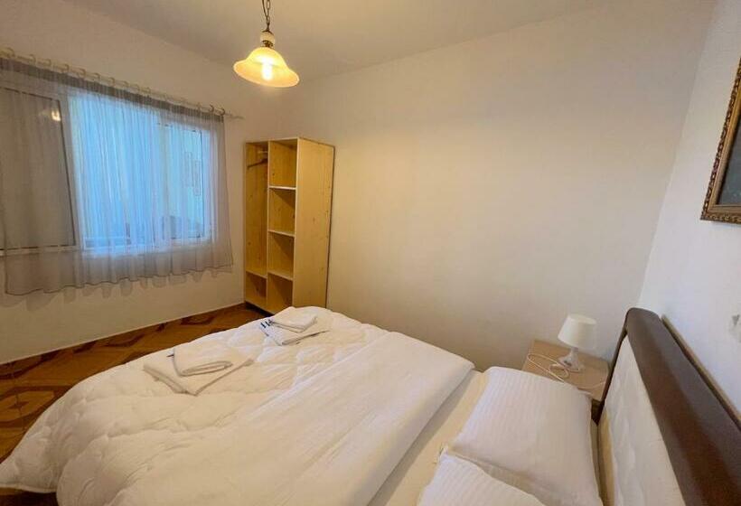 חדר דלוקס, Dimitri