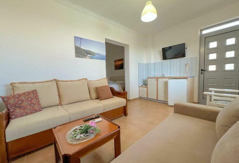 חדר דלוקס, Dimitri