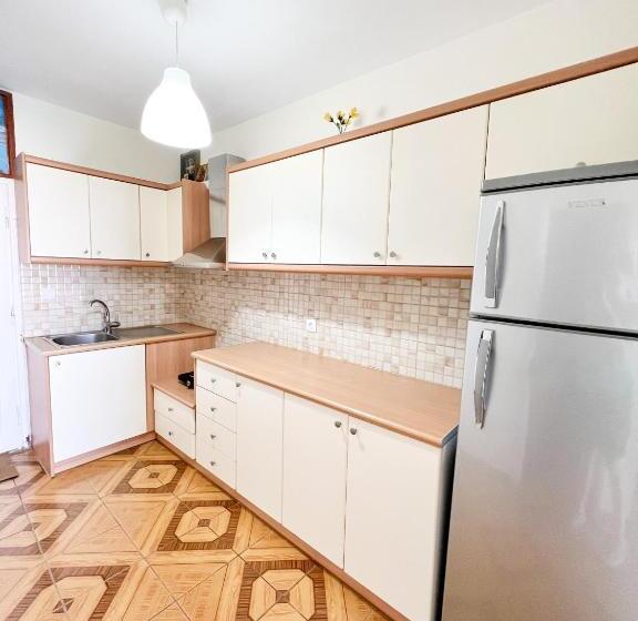 חדר דלוקס, Dimitri