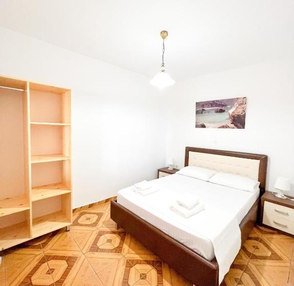 חדר דלוקס, Dimitri