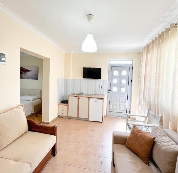 חדר דלוקס, Dimitri