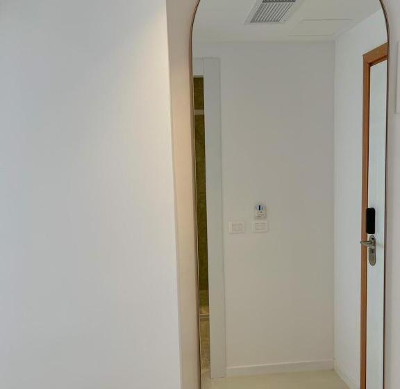 חדר סטנדרט, Dimitri